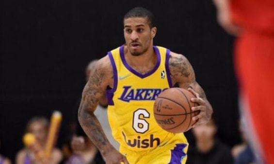 替补球员关键时刻助球队锁胜